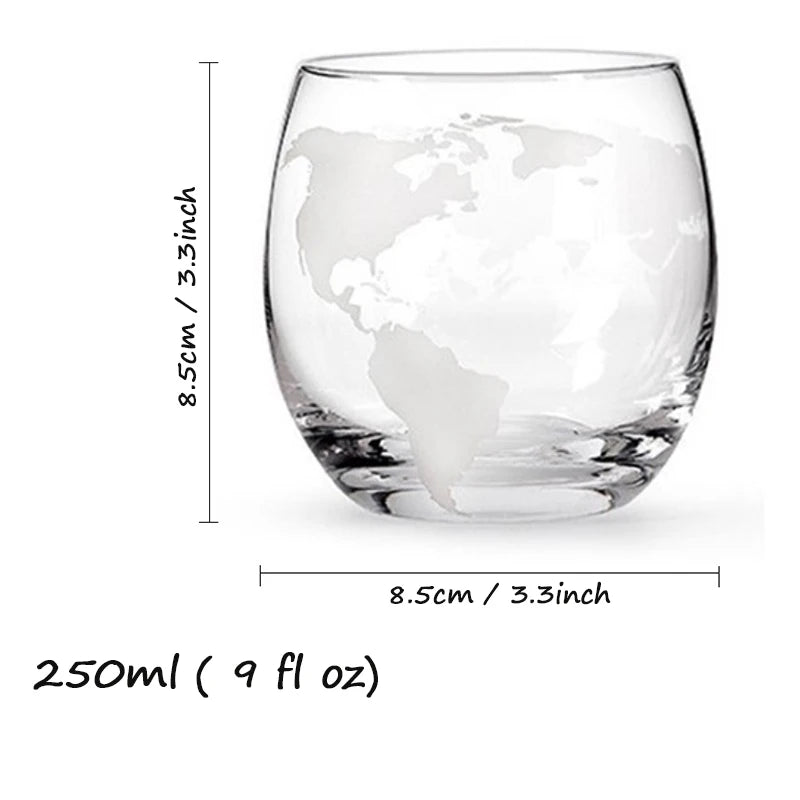 Conjunto Decantador, Decantador em Forma de Globo, Decoração para Bar, Presente Sofisticado, Decantador com Copos, Copos com Mapa, Vidro Borossilicato, Base de Madeira, Presente Criativo, Brinde com Estilo, Item de Luxo, Arte em Vidro, Presente Masculino, Conjunto de Uísque, Uísque com Classe, Bar com Elegância, Decoração Criativa, Decantador com Navio, Conjunto com Estilo, Presente para Casamento, Decoração Moderna, Brinde Especial, Lojas Bratta