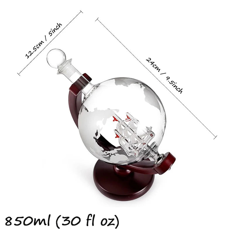 Conjunto Decantador, Decantador em Forma de Globo, Decoração para Bar, Presente Sofisticado, Decantador com Copos, Copos com Mapa, Vidro Borossilicato, Base de Madeira, Presente Criativo, Brinde com Estilo, Item de Luxo, Arte em Vidro, Presente Masculino, Conjunto de Uísque, Uísque com Classe, Bar com Elegância, Decoração Criativa, Decantador com Navio, Conjunto com Estilo, Presente para Casamento, Decoração Moderna, Brinde Especial, Lojas Bratta