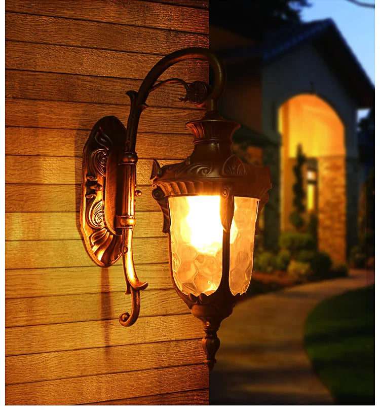 Luminária de Parede Resistente à Água, Luminária para Jardim, Luminária para Varanda, Luminária para Quintal, Luminária Clássica de Parede, Iluminação para Área Externa, Luminária Estilo Retrô Externa, Luminária Decorativa para Jardim, Luminária Externa com Estilo, Luminária de Parede para Ambientes Externos, Luminária Bratta de Parede, Luminária Luxuosa para Varanda, Iluminação Sofisticada para Quintal, Luminária Vintage Externa, Luminária para Decoração Clássica ao Ar Livre, Arandela— Lojas Bratta