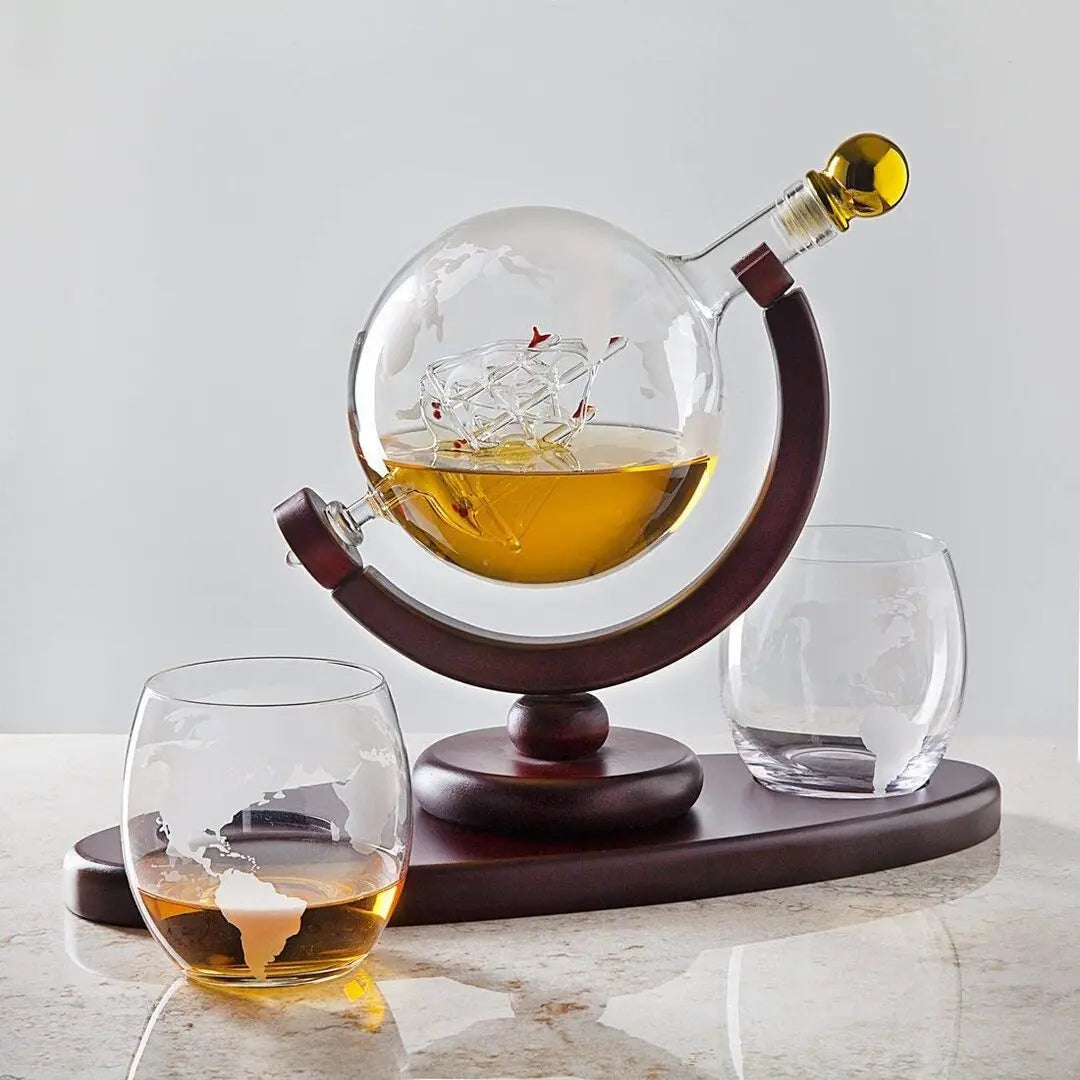 Conjunto Decantador, Decantador em Forma de Globo, Decoração para Bar, Presente Sofisticado, Decantador com Copos, Copos com Mapa, Vidro Borossilicato, Base de Madeira, Presente Criativo, Brinde com Estilo, Item de Luxo, Arte em Vidro, Presente Masculino, Conjunto de Uísque, Uísque com Classe, Bar com Elegância, Decoração Criativa, Decantador com Navio, Conjunto com Estilo, Presente para Casamento, Decoração Moderna, Brinde Especial, Lojas Bratta