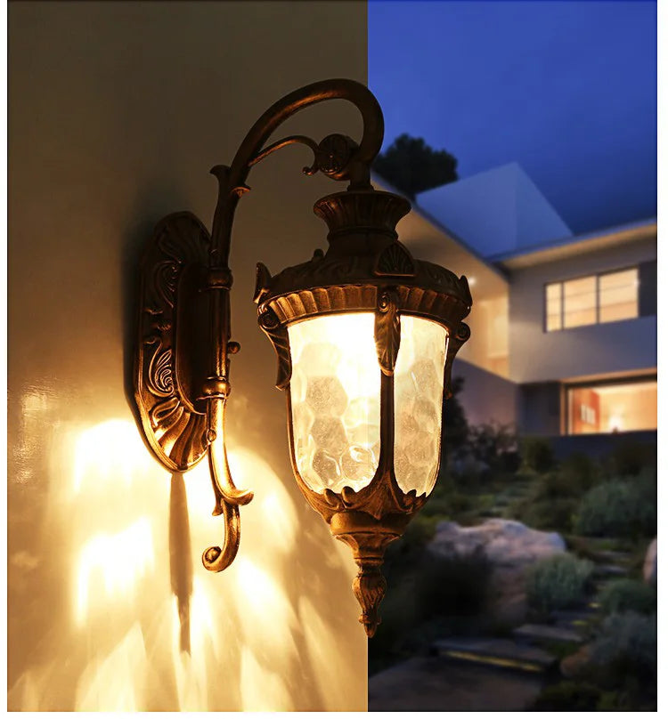 Luminária de Parede Resistente à Água, Luminária para Jardim, Luminária para Varanda, Luminária para Quintal, Luminária Clássica de Parede, Iluminação para Área Externa, Luminária Estilo Retrô Externa, Luminária Decorativa para Jardim, Luminária Externa com Estilo, Luminária de Parede para Ambientes Externos, Luminária Bratta de Parede, Luminária Luxuosa para Varanda, Iluminação Sofisticada para Quintal, Luminária Vintage Externa, Luminária para Decoração Clássica ao Ar Livre, Arandela— Lojas Bratta