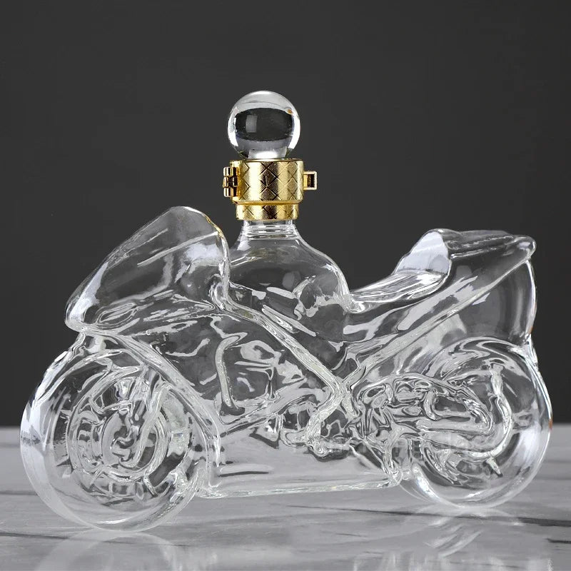 Decantador De Uísque, Decantador Em Formato De Motocicleta, Decantador Criativo, Decantador Masculino, Presente Para Homem, Presente Criativo, Presente De Luxo, Presente Original, Decoração Para Bar, Peça Decorativa, Bar Temático, Vidro Sem Chumbo, Estilo Vintage, Acessório De Bar, Decantador Estiloso, Presente Para Motociclista, Whisky Com Estilo, Decantador Bratta, Design Exclusivo, Lojas Bratta