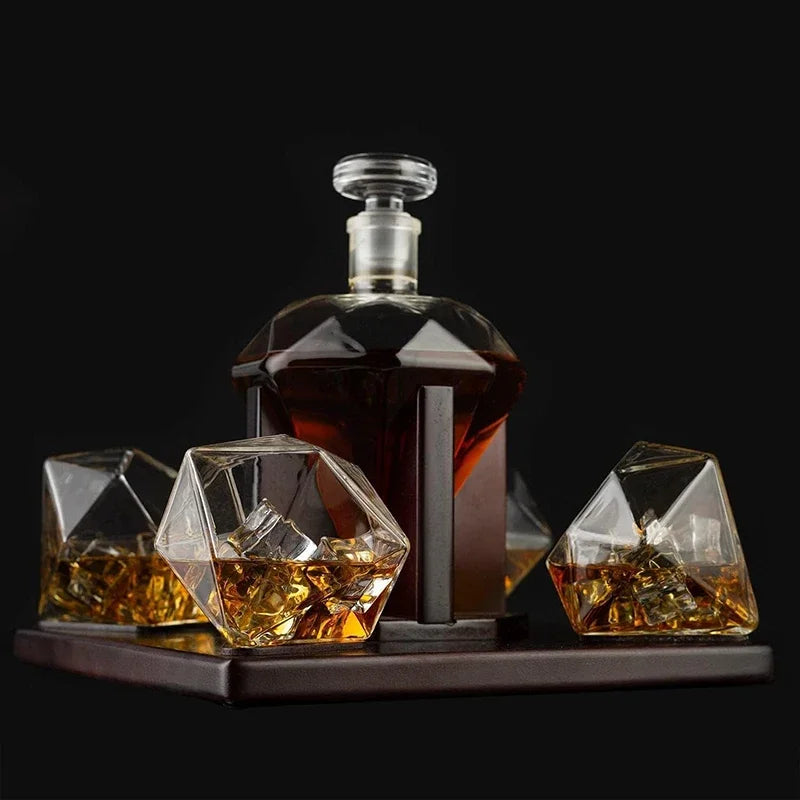 Whisky Diamante e Vinho Decanter, Suporte De Madeira De Mogno, 4 Copos De Diamante, 750mlDecanter Diamante, Decanter Para Whisky, Decanter Bratta, Decanter Com Copos, Decanter Com Suporte De Mogno, Conjunto Para Bar, Vidro Sem Chumbo, Base De Madeira, Decanter Luxuoso, Presente Para Homem, Presente Sofisticado, Acessório Para Bebidas, Design Moderno, Estilo Elegante, Copos Para Whisky, Peça Decorativa, Presente De Luxo, Conjunto De Vidro, Decanter Para Uísque, Bar Com Estilo, Whisky Com Classe-Lojas Bratta