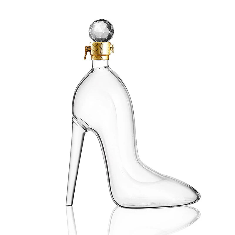 Decantador de uísque em formato de salto alto de 375ml e 700ml, Decantador de Uísque, Decanter Criativo, Formato Sapato, Decantador Salto Alto, Decanter de Vidro, Presente para Mulheres, Acessório de Bar, Bar com Estilo, Decanter Sofisticado, Dispensador de Bebidas, Design Inusitado, Peça Decorativa Feminina, Presente Original, Decanter Glamouroso, Brinde com Estilo, Presente para Amiga, Decanter Fashion, Presente de Casamento, Peça Temática, Decanter Feminino, Decanter Bratta, Sapato de Vidro-Lojas Bratta