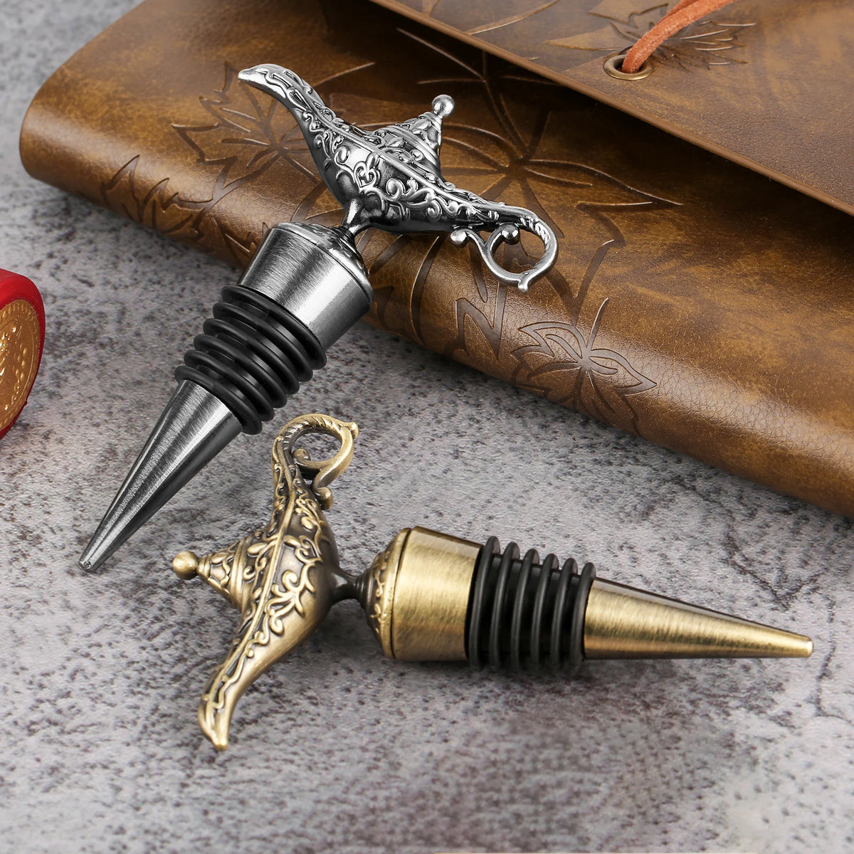Rolha de Vinho, Rolha Aladdin, Rolha Lâmpada Mágica, Tampa Decorativa, Vedação a Vácuo, Acessório para Vinho, Presente Criativo, Rolha de Bronze, Estilo Encantado, Brinde com Charme, Item de Bar, Produto Sofisticado, Design Inspirado em Conto de Fadas, Liga de Zinco e Silicone, Presente Inusitado, Detalhe na Mesa, Brinde Temático, Magia na Decoração, Rolha com Estilo, Lojas Bratta