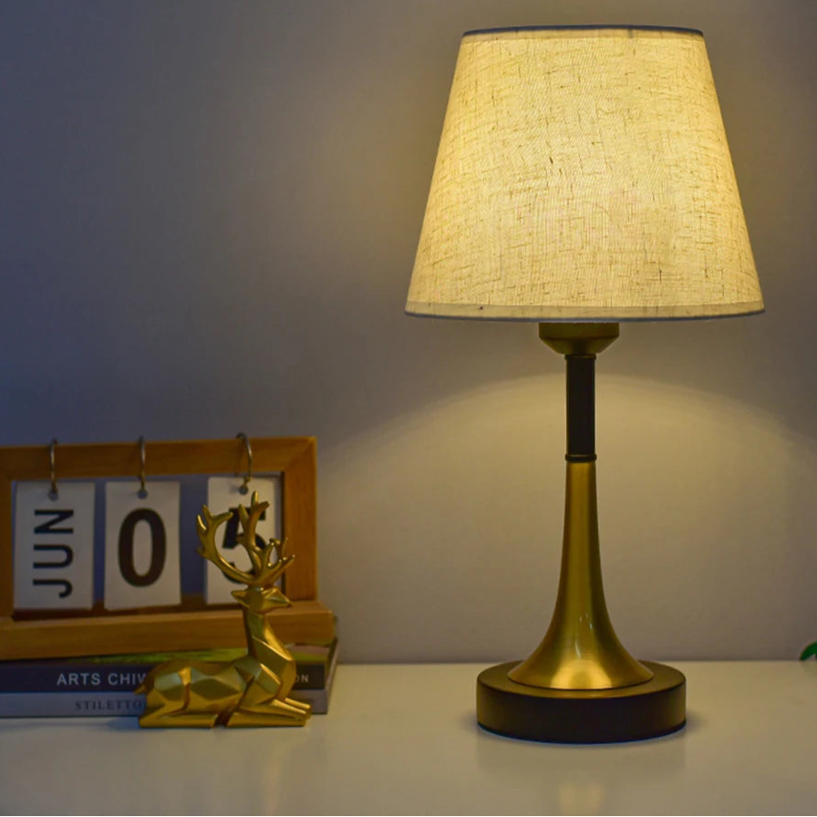Abajur de Mesa Clássico, Abajur Estilo Moderno, Abajur Clássico Moderno, Abajur para Sala, Abajur para Quarto, Abajur para Escritório, Abajur com Iluminação Suave, Abajur Decorativo, Abajur com Estilo, Abajur Bratta, Abajur Romântico, Abajur com Luz Aconchegante, Abajur de Mesa Sofisticado, Iluminação Clássica e Moderna, Abajur Design Elegante, Abajur com Atmosfera Aconchegante, Abajur para Ambientes Relaxantes, Abajur de Mesa Charmoso, Abajur para Decoração, Abajur com Toque Clássico, Retrô-Lojas Bratta