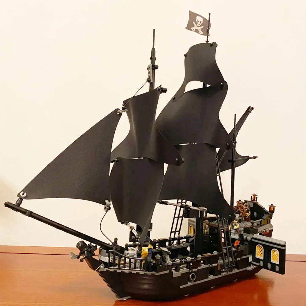 MOC-Piratas do Caribe Navios Blocos de Construção, Veleiro Pérola Negra, Navio de Vingança, Blocos de Construção, Blocos de Navio Pérola Negra Piratas do Caribe, Modelo Temático, Pearl Black, Navio Pirata, Navio Pirata Pérola Negra, Conjunto de Construção de Navio Pirata Pérola Negra, Conjunto de Construção de Navio Pirata, Conjunto de Blocos de Construção de Navio Pirata, Colecionável, Brinquedos, Bloco de Construção Clássico de Navio Pirata Pérola Negra, Bloco de Construção Clássico-Lojas Bratta