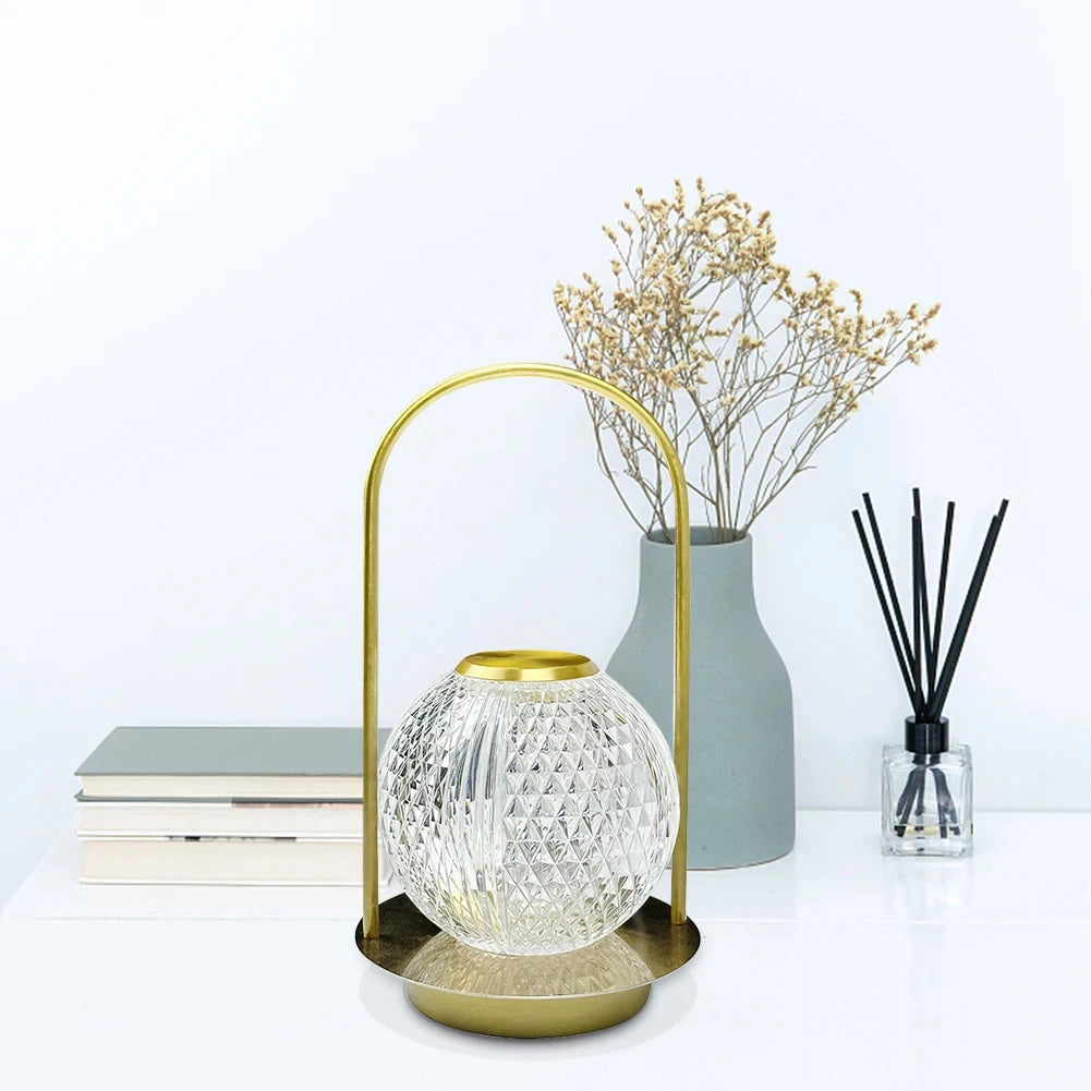 Luminária Crystal Touch, Luminária de Mesa LED, Luminária com Toque, Luminária Recarregável USB, Luminária Acrílico e Cristal, Luminária Decorativa, Luminária de Cabeceira, Luz LED Portátil, Iluminação com Estilo, Luminária com Sensor, Luz Quente e Fria, Luminária com Moldura Dourada, Presente Sofisticado, Luminária para Quarto e Sala, Luminária Moderna e Elegante, Lojas Bratta