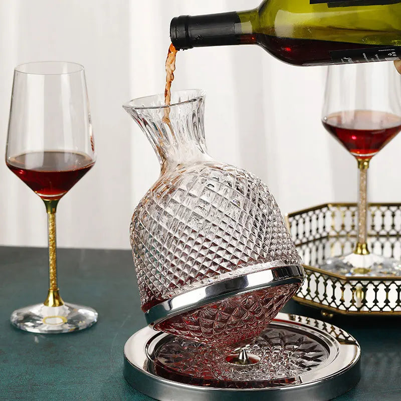 Decantador Rotativo, Decantador De Luxo, Decantador Para Vinho, Decantador Para Uísque, Decantador De Cristal, Cristal Sem Chumbo, Cristal Giratório, Cristal Premium, Acessório Para Bar, Presente Para Homem, Presente Sofisticado, Presente Para Pai, Peça De Luxo, Peça Decorativa, Oxigenação De Vinho, Design Inovador, Estilo Moderno, Decoração Para Bar, Item Requintado, Bratta Cristal, Lojas Bratta