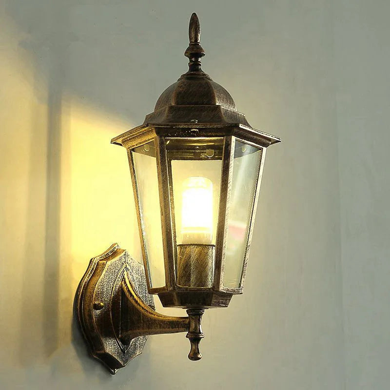 Luminária de Parede Retrô, Luminária Externa Clássica, Luminária para Jardim, Luminária para Varanda, Luminária para Pátio, Iluminação para Áreas Externas, Luminária Estilo Retrô para Exterior, Luminária com Design Clássico, Luminária Sofisticada para Jardim, Iluminação Retrô Externa, Luminária de Parede para Área Externa, Luminária Elegante para Varanda, Luminária Vintage de Parede, Iluminação Decorativa Externa, Luminária Bratta para Jardim, Luminária Externa com Estilo Europeu Clássico — Lojas Bratta