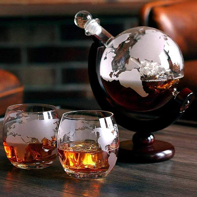 Conjunto Decantador, Decantador em Forma de Globo, Decoração para Bar, Presente Sofisticado, Decantador com Copos, Copos com Mapa, Vidro Borossilicato, Base de Madeira, Presente Criativo, Brinde com Estilo, Item de Luxo, Arte em Vidro, Presente Masculino, Conjunto de Uísque, Uísque com Classe, Bar com Elegância, Decoração Criativa, Decantador com Navio, Conjunto com Estilo, Presente para Casamento, Decoração Moderna, Brinde Especial, Lojas Bratta