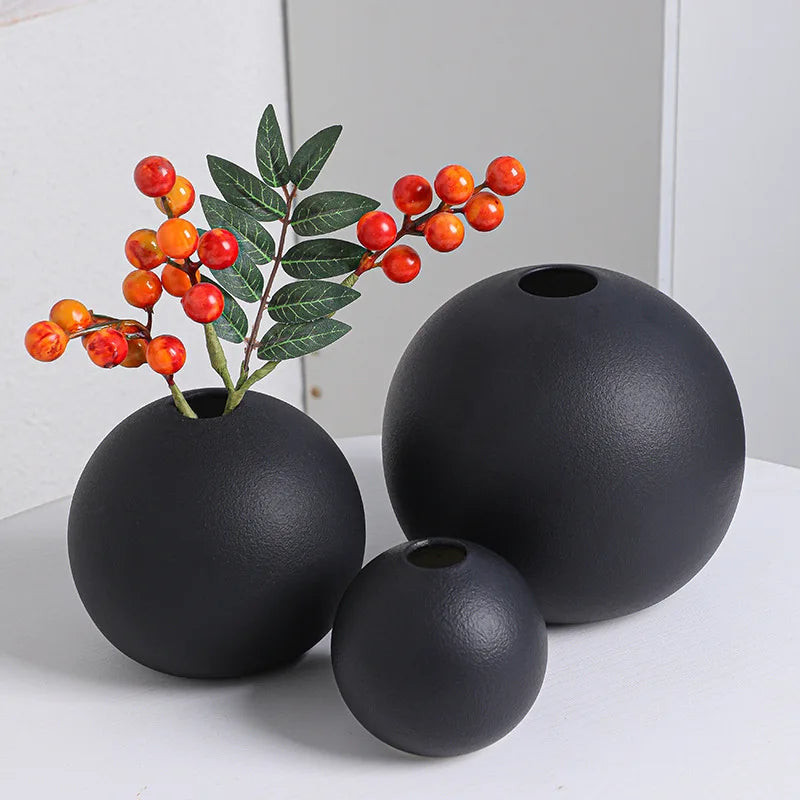 Vaso Redondo de Cerâmica Preto e Branco, Vaso Preto e Branco, Vaso de Flores Esférico Preto e Branco, Vaso de Flores Esférico, Vaso de Cerâmica Preto e Branco Redondo, Jarro Redondo de Cerâmica Preto e Branco, Jarro Preto e Branco, Jarro de Flores Esférico Preto e Branco Cerâmica, Jarro de Flores Esférico Preto e Branco, Jarro de Flores Esférico, Jarro de Cerâmica Preto e Branco Redondo, Decoração Ornamental Preto e Branco, Bola Redonda Arranjo de Flores, Vaso de Mesa, Decoração Moderna-Lojas Bratta