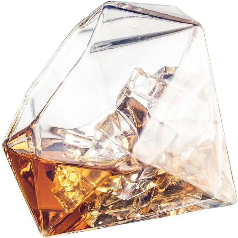 Whisky Diamante e Vinho Decanter, Suporte De Madeira De Mogno, 4 Copos De Diamante, 750mlDecanter Diamante, Decanter Para Whisky, Decanter Bratta, Decanter Com Copos, Decanter Com Suporte De Mogno, Conjunto Para Bar, Vidro Sem Chumbo, Base De Madeira, Decanter Luxuoso, Presente Para Homem, Presente Sofisticado, Acessório Para Bebidas, Design Moderno, Estilo Elegante, Copos Para Whisky, Peça Decorativa, Presente De Luxo, Conjunto De Vidro, Decanter Para Uísque, Bar Com Estilo, Whisky Com Classe-Lojas Bratta