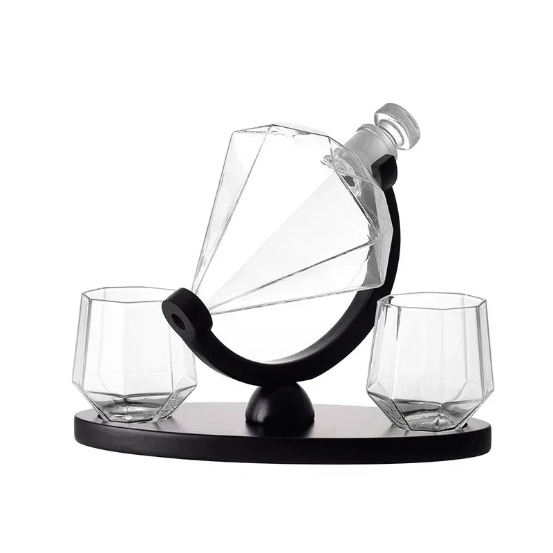 Decantador Diamante, Decantador De Vidro, Decantador Para Vinho, Decantador Para Uísque, Decantador Sofisticado, Decantador Criativo, Decantador Luxuoso, Conjunto Com Taças, Presente Para Amante De Vinho, Presente Elegante, Presente Criativo, Vidro Borossilicato, Moldura De Madeira, Estilo Moderno, Estilo Minimalista, Decoração Para Bar, Decoração Com Estilo, Acessório Para Bebidas, Peça De Luxo, Lojas Bratta