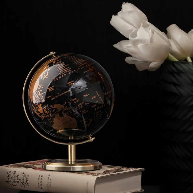 Globo Rotativo, Globo Decorativo, Globo Terrestre Mapa Mundi, Globo Terrestre Giratório Preto, Globo Terrestre Giratório Dourado, Globo Terrestre Giratório, Globo Terrestre Decorativo Base Metálica Preto e Dourado, Globo Terrestre Decorativo Base Metálica Preto e Dourado, Globo Terrestre Decorativo Base Metálica, Globo Mundi , Globo Mundial, Decorativo Moderno, Globo Mundi de Metal Dourado e Preto, Geografia, Decoração Moderna-Lojas Bratta