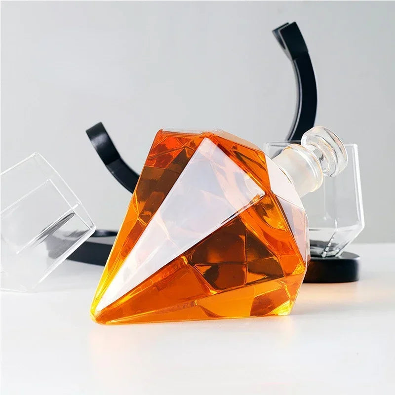 Decantador Diamante, Decantador De Vidro, Decantador Para Vinho, Decantador Para Uísque, Decantador Sofisticado, Decantador Criativo, Decantador Luxuoso, Conjunto Com Taças, Presente Para Amante De Vinho, Presente Elegante, Presente Criativo, Vidro Borossilicato, Moldura De Madeira, Estilo Moderno, Estilo Minimalista, Decoração Para Bar, Decoração Com Estilo, Acessório Para Bebidas, Peça De Luxo, Lojas Bratta