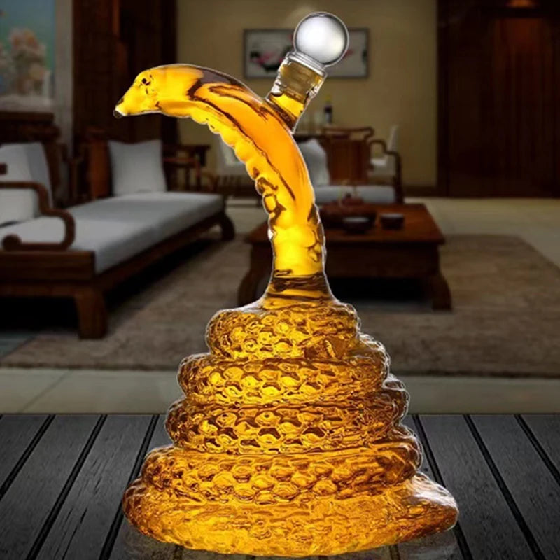 Decantador Em Forma De Cobra, Decantador Criativo, Decantador De Vidro, Decantador Artesanal, Decoração Para Bar, Presente Criativo, Presente De Luxo, Decantador Para Whisky, Decantador Para Vinho, Vidro Borossilicato, Decoração Sofisticada, Decoração Moderna, Decantador Estiloso, Presente Original, Presente Memorável, Decantador Bratta, Arte Em Vidro, Bar Com Estilo, Peça Decorativa, Lojas Bratta