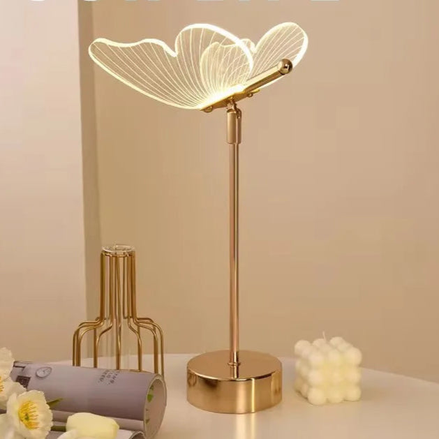Borboleta Lâmpada de Mesa , Acrílico Luminária De Mesa LED Retrô, Luminária Borboleta, Lâmpada De Mesa Com Design Retrô, Luz Noturna Em Formato De Borboleta, Lâmpada Decorativa Para Sala, Iluminação De Mesa Com Estilo Vintage, Luminária De Cabeceira USB, Luminária Retrô Com LED, Luz Decorativa Para Quarto, Candeeiro De Mesa Estilo Europeu, Luminária Acrílica Dourada, Luminária Para Hotel Ou Villa, Luz Noturna Para Cabeceira, Decoração De Mesa Com Borboleta, Luminária De Parede E Mesa 2 Em 1 – Lojas Bratta