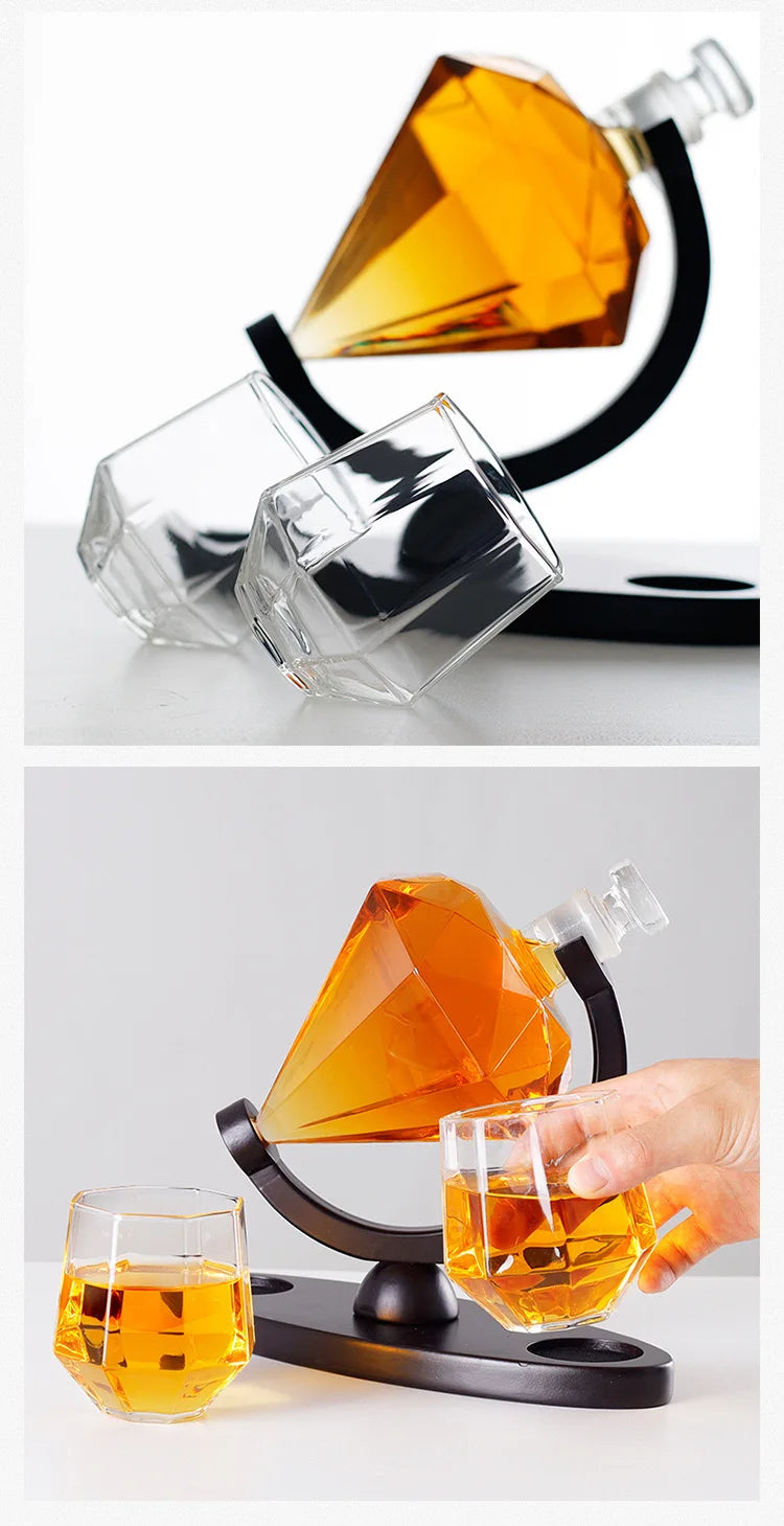 Decantador Diamante, Decantador De Vidro, Decantador Para Vinho, Decantador Para Uísque, Decantador Sofisticado, Decantador Criativo, Decantador Luxuoso, Conjunto Com Taças, Presente Para Amante De Vinho, Presente Elegante, Presente Criativo, Vidro Borossilicato, Moldura De Madeira, Estilo Moderno, Estilo Minimalista, Decoração Para Bar, Decoração Com Estilo, Acessório Para Bebidas, Peça De Luxo, Lojas Bratta