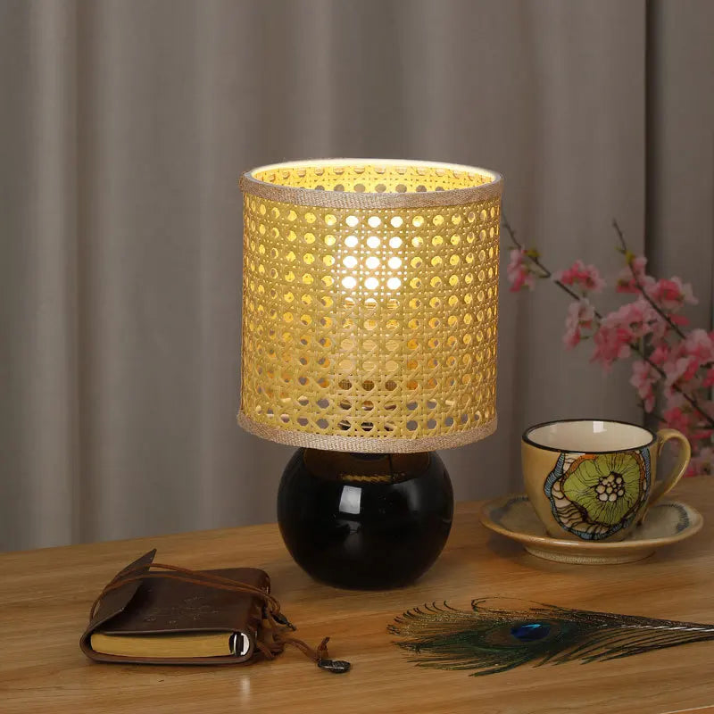 Abajur de Mesa Retrô, Abajur Retrô, Abajur para Sala, Abajur de Mesa Vintage, Iluminação Retrô, Abajur Clássico, Abajur Elegante, Abajur Decorativo, Abajur para Quarto, Abajur com Estilo, Abajur Antigo Moderno, Iluminação de Mesa Retrô, Abajur para Escritório, Abajur Design Vintage, Abajur Bratta, Decoração Retrô, Abajur com Toque Clássico, Abajur Sofisticado, Abajur para Ambientes Aconchegantes, Iluminação Clássica, Peça Decorativa Retrô, Estilo Retrô para Sala, Iluminação com Charme, Abajur-Lojas Bratta