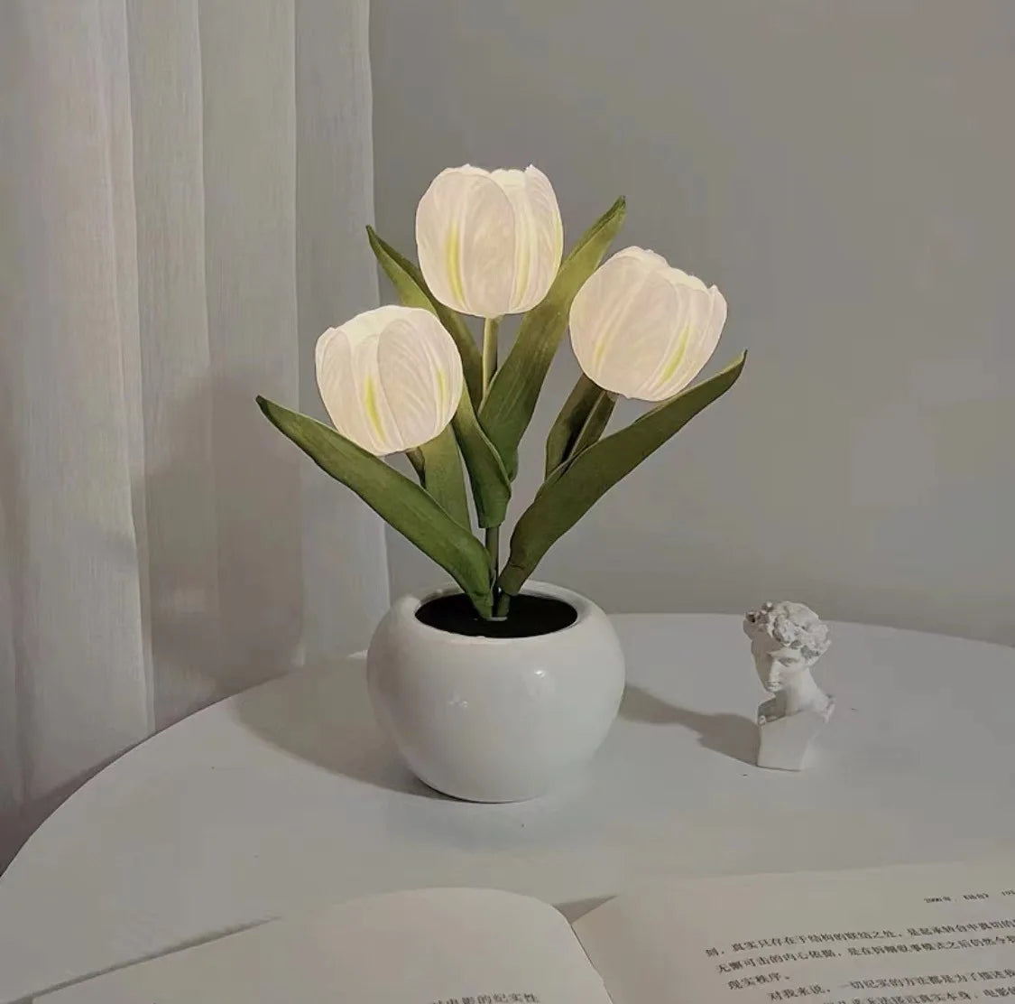 Luminária De Mesa LED Tulipa, Luz Noturna LED Tulip, Luminária Com Formato De Flor, Luminária Romântica Para Quarto, Abajur Floral Com Luz Suave, Luminária De Mesa Decorativa, Iluminação Com Estilo Caprichoso, Luz LED Para Dormir, Luminária Criativa Em Forma De Tulipa, Luz Noturna Para Ambientes Aconchegantes, Luminária Charmosa Para Sala, Iluminação Floral Moderna, Luz De Mesa Com Design Romântico, Abajur Tulipa LED Econômico – Lojas Bratta