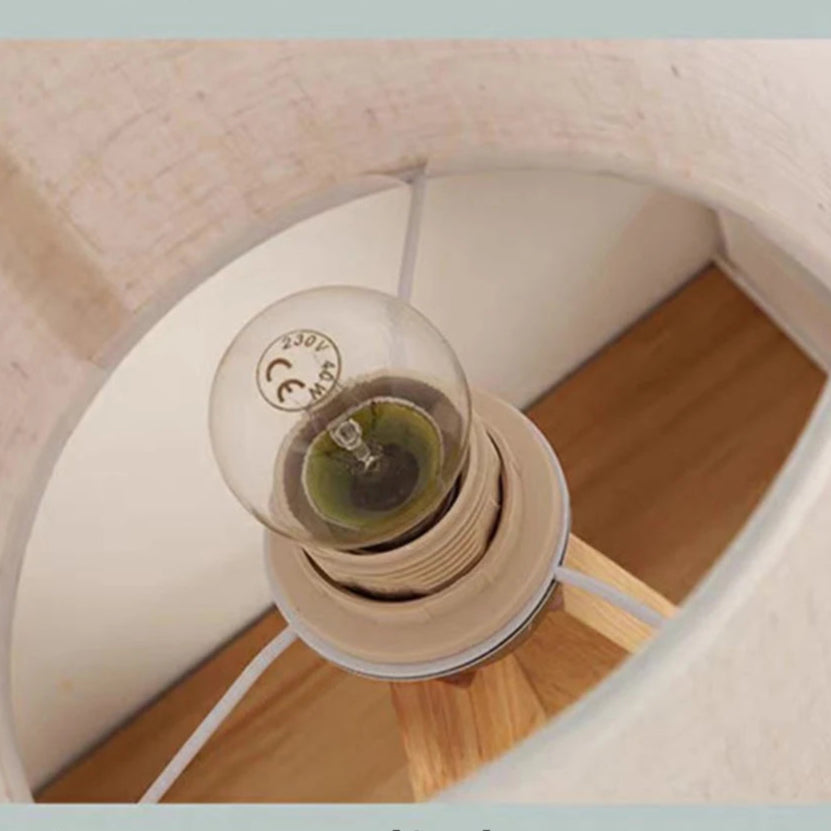 Abajur de Mesa, Abajur Estilo Nórdico, Abajur com Cúpula de Tecido, Abajur de Madeira, Luminária para Quarto, Abajur para Sala, Iluminação Ambiente, Abajur Moderno e Elegante, Abajur para Escritório, Abajur Decorativo, Luminária Minimalista, Abajur Design Escandinavo, Abajur com Botão de Pressão, Lojas Bratta