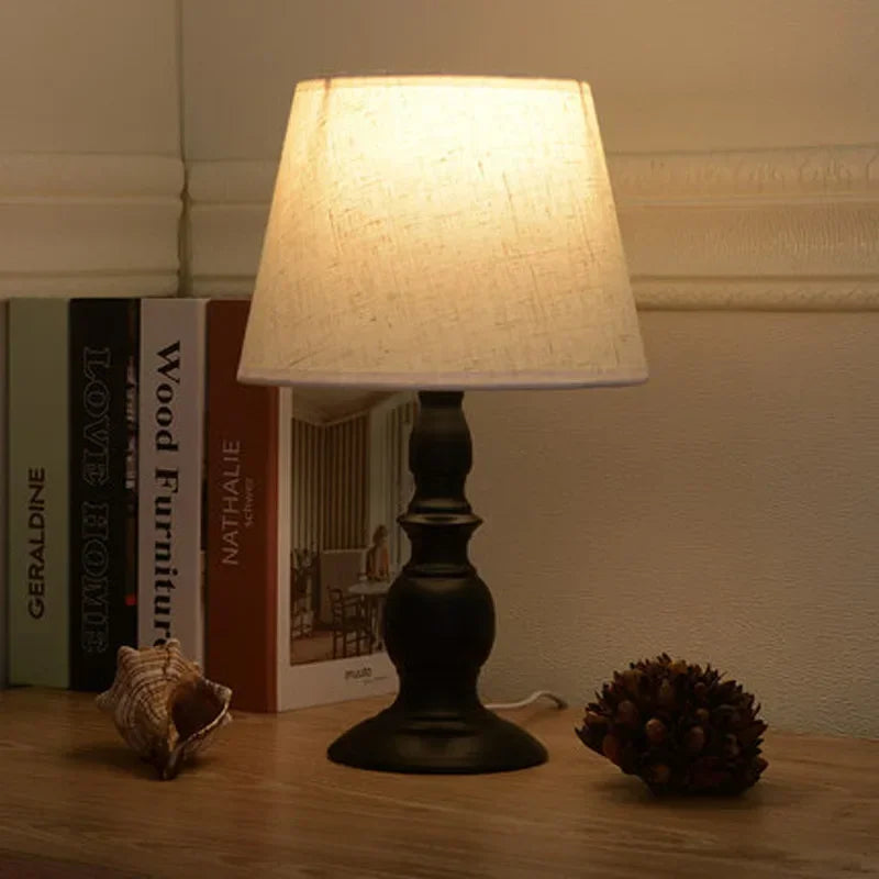 Luminária de Mesa Minimalista, Luminária Nordic, Luminária Estilo Escandinavo, Luminária de Mesa Moderna, Luminária para Quarto, Luminária para Sala, Luminária para Escritório, Luminária com Design Retrô, Luminária de Mesa Elegante, Luminária Bratta, Luminária de Mesa Funcional, Iluminação Minimalista, Luminária com Estilo Moderno, Luminária de Mesa Contemporânea, Luminária Decorativa Nordic, Iluminação Estilo Nórdico, Luminária Clean Design, Peça de Iluminação Moderna, Luminária de Mesa-Lojas Bratta