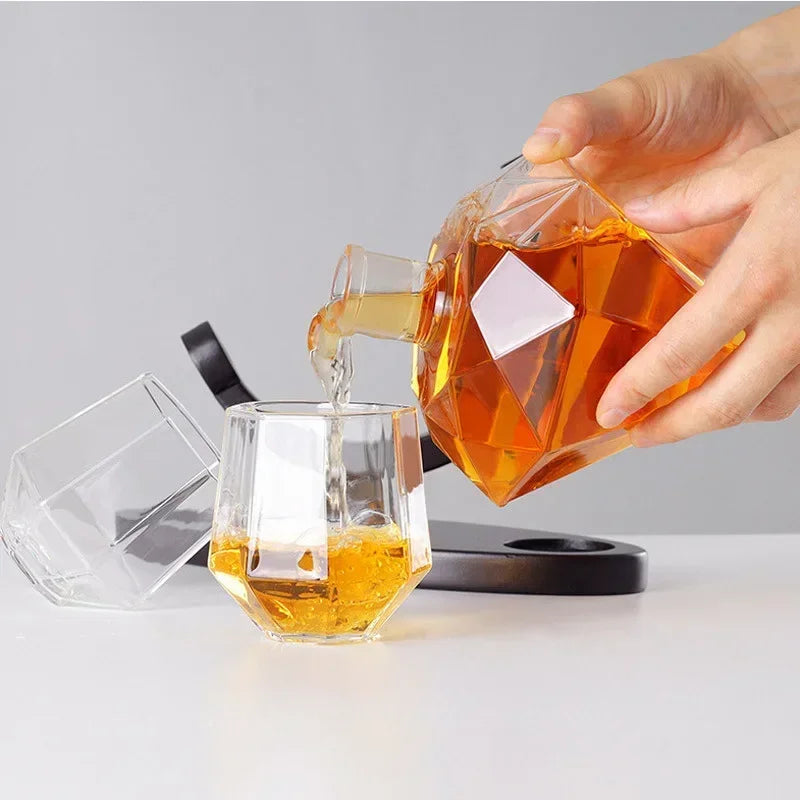Decantador Diamante, Decantador De Vidro, Decantador Para Vinho, Decantador Para Uísque, Decantador Sofisticado, Decantador Criativo, Decantador Luxuoso, Conjunto Com Taças, Presente Para Amante De Vinho, Presente Elegante, Presente Criativo, Vidro Borossilicato, Moldura De Madeira, Estilo Moderno, Estilo Minimalista, Decoração Para Bar, Decoração Com Estilo, Acessório Para Bebidas, Peça De Luxo, Lojas Bratta