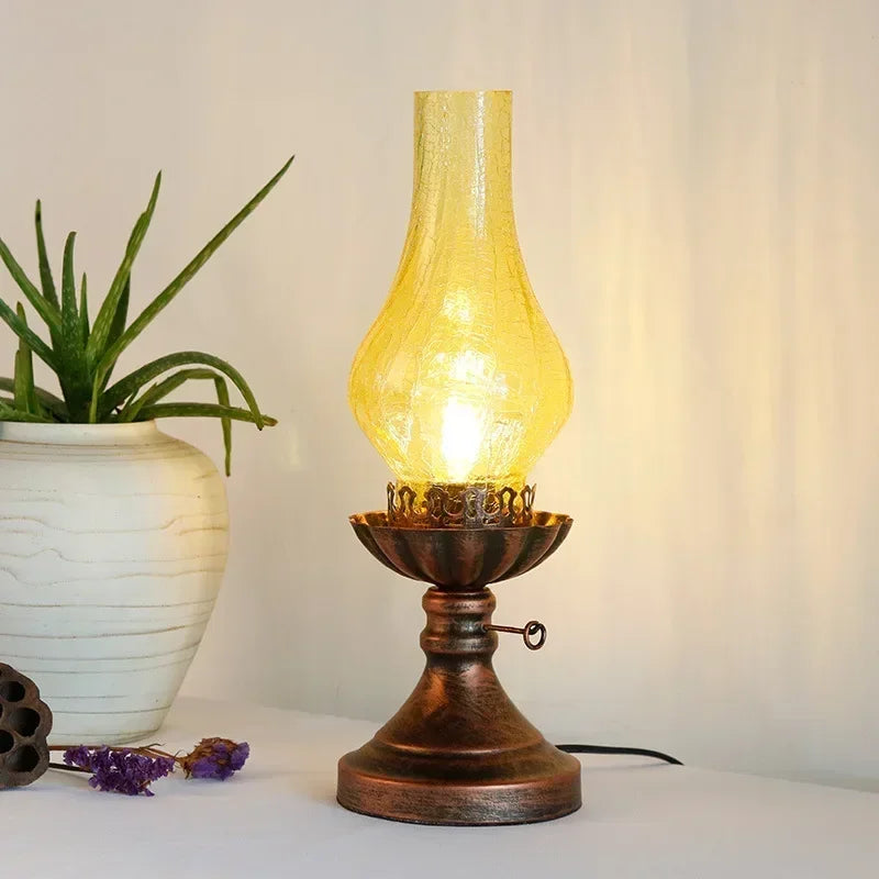 Luminária de Mesa Vintage, Lâmpada Vintage de Mesa, Candeeiro Estilo Retrô, Luminária de Mesa com Estilo Clássico, Luminária Decorativa Retrô, Luminária Bratta de Mesa, Luminária de Mesa para Quarto, Luminária de Mesa Sofisticada, Luminária com Charme Retrô, Candeeiro Clássico de Mesa, Luminária para Decoração Aconchegante, Luminária de Mesa com Design Vintage, Luminária Estilo Candeeiro, Luminária Clássica para Sala de Estar, Luminária Retrô para Escritório, Luminária de Mesa Romântica — Lojas Bratta