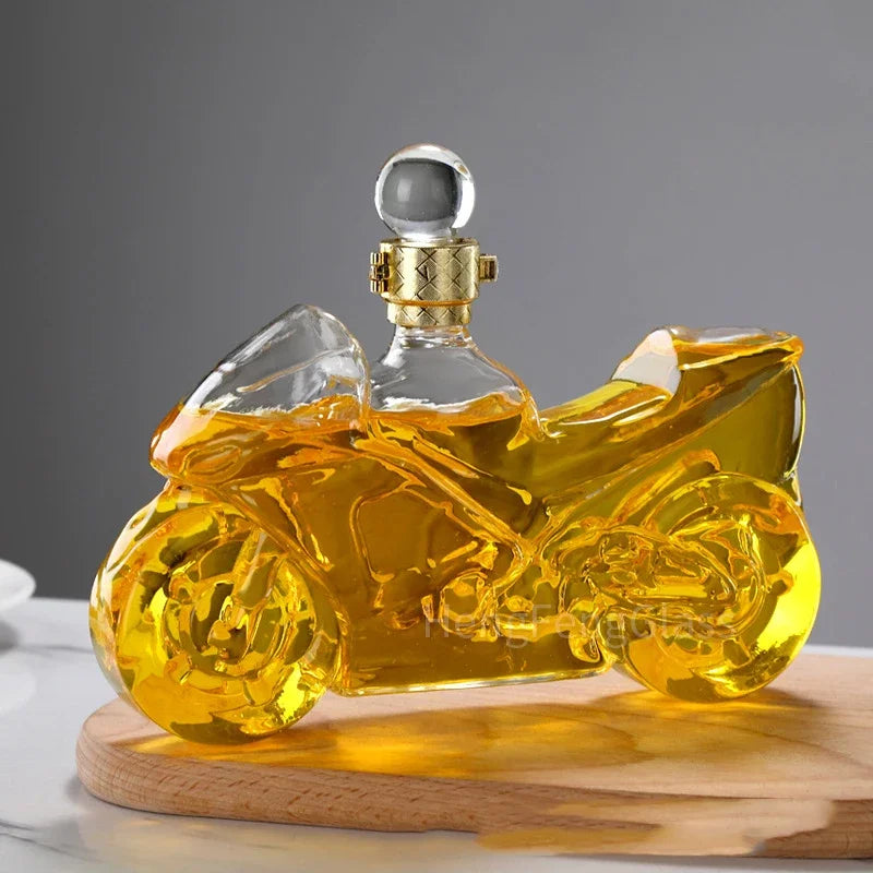 Decantador De Uísque, Decantador Em Formato De Motocicleta, Decantador Criativo, Decantador Masculino, Presente Para Homem, Presente Criativo, Presente De Luxo, Presente Original, Decoração Para Bar, Peça Decorativa, Bar Temático, Vidro Sem Chumbo, Estilo Vintage, Acessório De Bar, Decantador Estiloso, Presente Para Motociclista, Whisky Com Estilo, Decantador Bratta, Design Exclusivo, Lojas Bratta