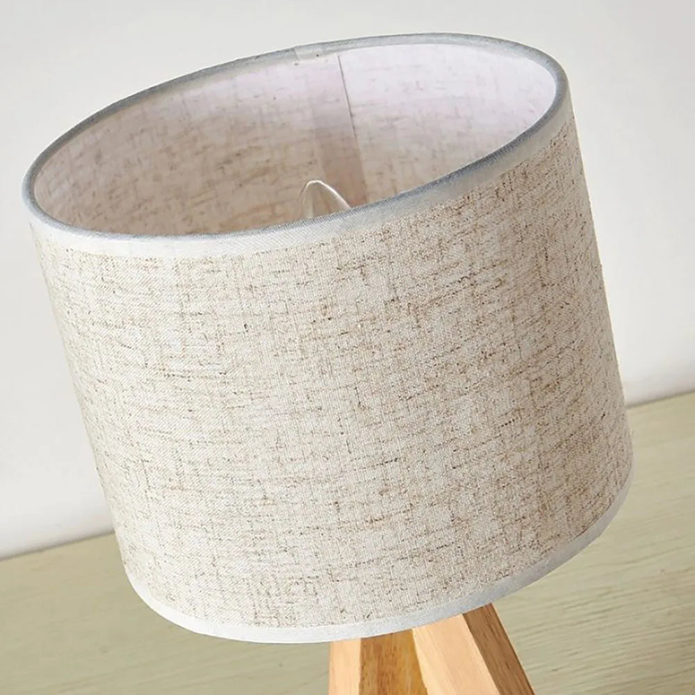 Abajur de Mesa, Abajur Estilo Nórdico, Abajur com Cúpula de Tecido, Abajur de Madeira, Luminária para Quarto, Abajur para Sala, Iluminação Ambiente, Abajur Moderno e Elegante, Abajur para Escritório, Abajur Decorativo, Luminária Minimalista, Abajur Design Escandinavo, Abajur com Botão de Pressão, Lojas Bratta