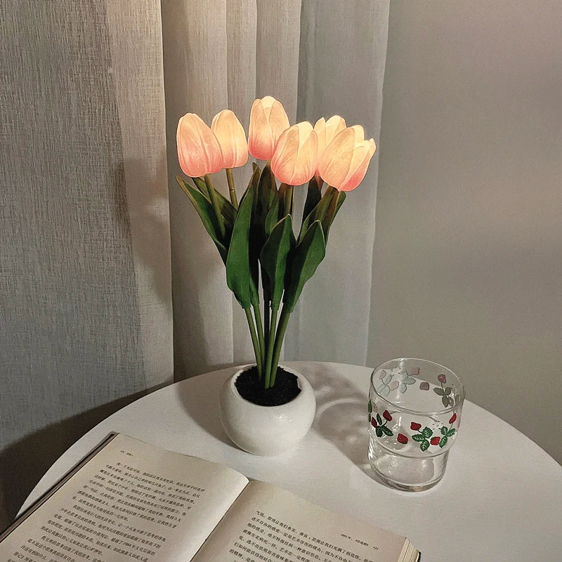 Luminária De Mesa LED Tulipa, Luz Noturna LED Tulip, Luminária Com Formato De Flor, Luminária Romântica Para Quarto, Abajur Floral Com Luz Suave, Luminária De Mesa Decorativa, Iluminação Com Estilo Caprichoso, Luz LED Para Dormir, Luminária Criativa Em Forma De Tulipa, Luz Noturna Para Ambientes Aconchegantes, Luminária Charmosa Para Sala, Iluminação Floral Moderna, Luz De Mesa Com Design Romântico, Abajur Tulipa LED Econômico – Lojas Bratta