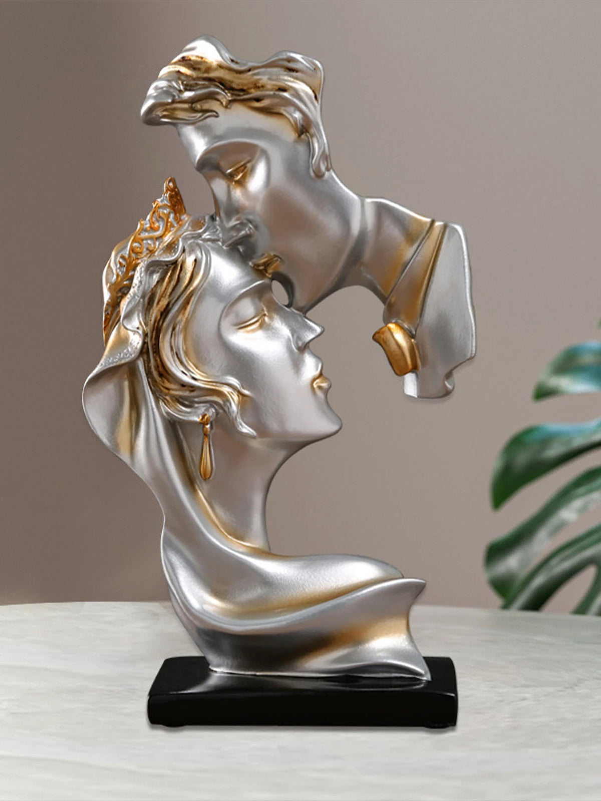 Escultura escandinava, Escultura do Amor, Escultura Romântica, Escultura de Casal, Obra de Arte Romântica, Estátua de Casal, Escultura Decorativa de Amor, Escultura Elegante, Escultura Sofisticada, Decoração Romântica, Peça Decorativa para Sala, Ornamento de Casal, Estátua de Amor, Escultura para Escritório, Escultura para Sala de Estar, Arte Moderna Romântica, Estátua de Resina de Casal, Presente para Casais, Decoração para Namorados, Arte Contemporânea Romântica, Escultura para Presente, Luxo-lojas Bratta