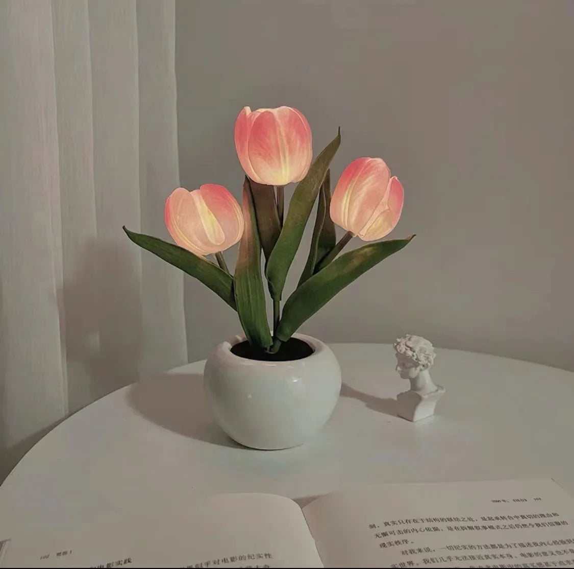 Luminária De Mesa LED Tulipa, Luz Noturna LED Tulip, Luminária Com Formato De Flor, Luminária Romântica Para Quarto, Abajur Floral Com Luz Suave, Luminária De Mesa Decorativa, Iluminação Com Estilo Caprichoso, Luz LED Para Dormir, Luminária Criativa Em Forma De Tulipa, Luz Noturna Para Ambientes Aconchegantes, Luminária Charmosa Para Sala, Iluminação Floral Moderna, Luz De Mesa Com Design Romântico, Abajur Tulipa LED Econômico – Lojas Bratta