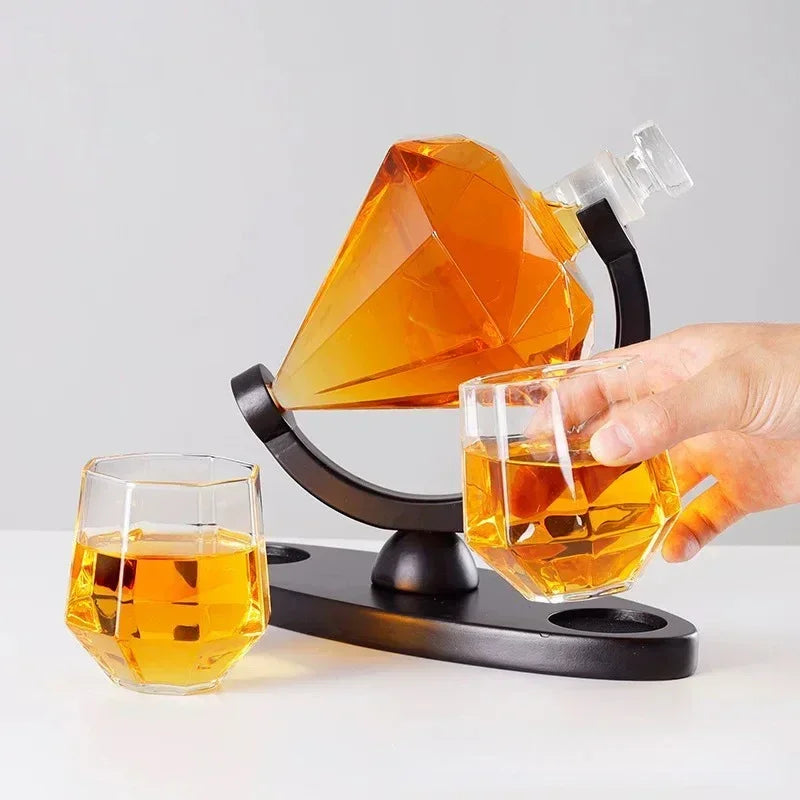 Decantador Diamante, Decantador De Vidro, Decantador Para Vinho, Decantador Para Uísque, Decantador Sofisticado, Decantador Criativo, Decantador Luxuoso, Conjunto Com Taças, Presente Para Amante De Vinho, Presente Elegante, Presente Criativo, Vidro Borossilicato, Moldura De Madeira, Estilo Moderno, Estilo Minimalista, Decoração Para Bar, Decoração Com Estilo, Acessório Para Bebidas, Peça De Luxo, Lojas Bratta
