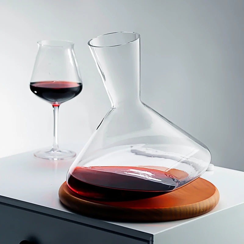 Decantador de Vinho, Decanter de Cristal, Decanter com Base Giratória, Cristal para Vinhos Finos, Acessório de Bar Luxuoso, Decanter Sofisticado, Presente para Amantes de Vinho, Decanter com Design Moderno, Base Giratória de Madeira, Decanter para Vinho Tinto, Cristal Premium Decorativo, Acessório para Sala de Jantar, Decanter para Bar Gourmet, Presente de Luxo para Vinho, Decanter Bratta, Elegância e Funcionalidade, Cristal Refinado para Bar, Lojas Bratta.