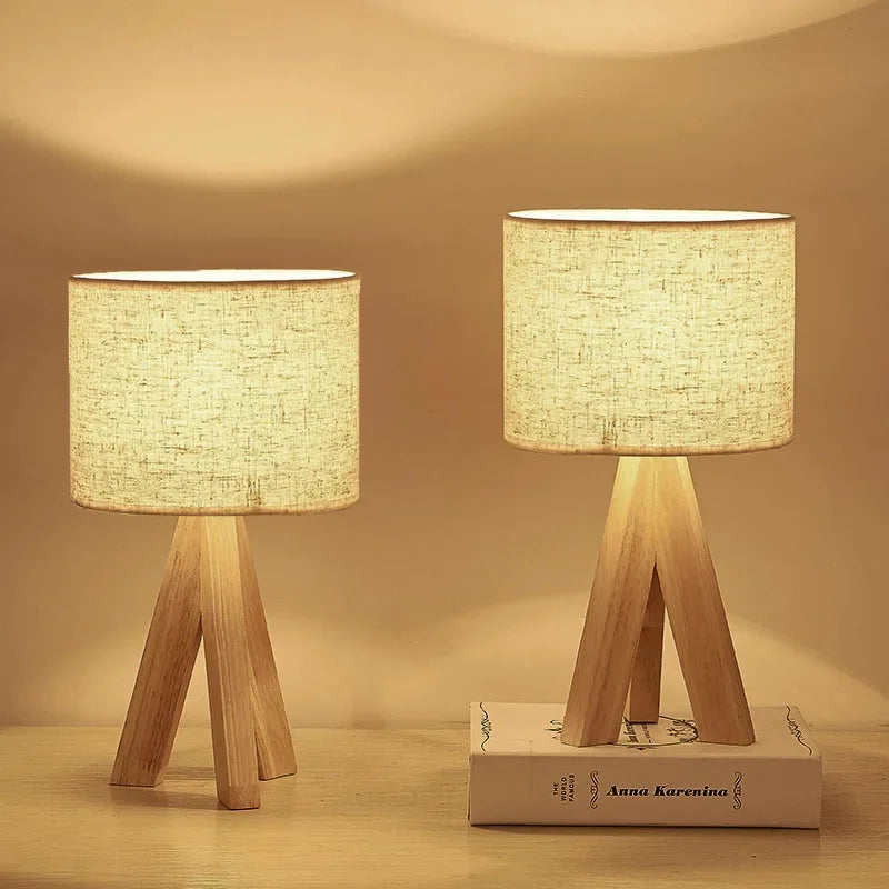 Abajur de Mesa, Abajur Estilo Nórdico, Abajur com Cúpula de Tecido, Abajur de Madeira, Luminária para Quarto, Abajur para Sala, Iluminação Ambiente, Abajur Moderno e Elegante, Abajur para Escritório, Abajur Decorativo, Luminária Minimalista, Abajur Design Escandinavo, Abajur com Botão de Pressão, Lojas Bratta