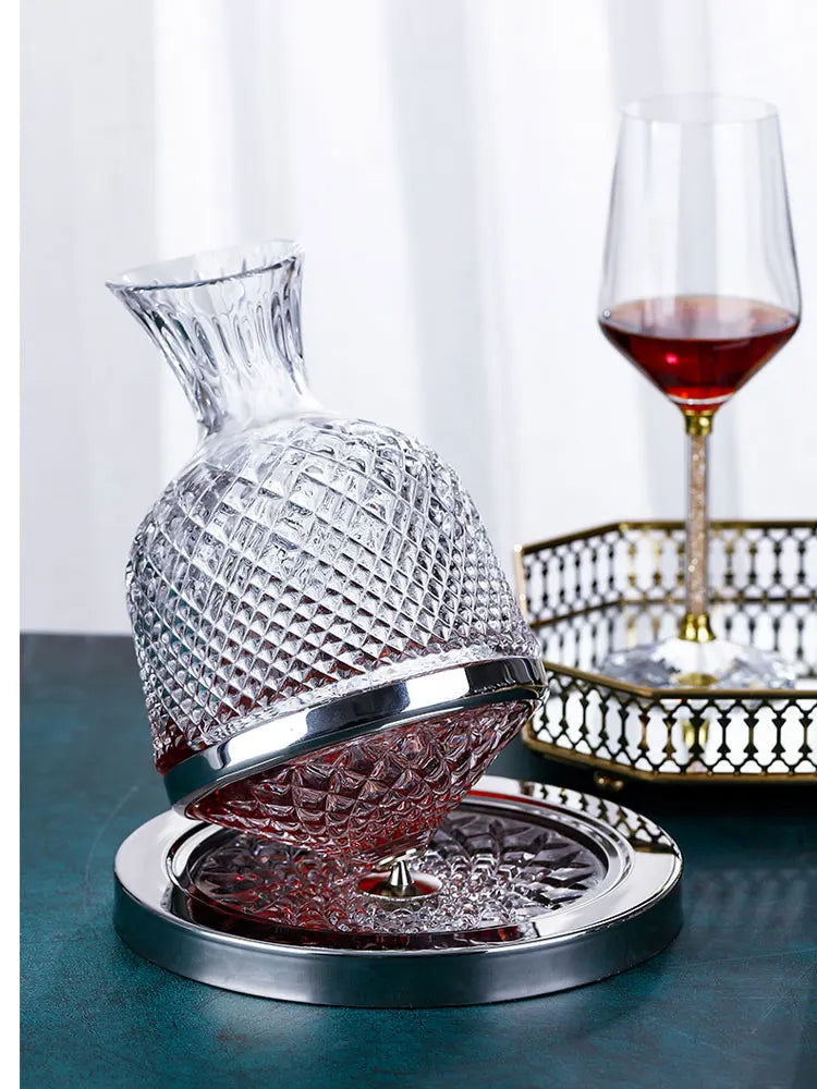 Decantador Rotativo, Decantador De Luxo, Decantador Para Vinho, Decantador Para Uísque, Decantador De Cristal, Cristal Sem Chumbo, Cristal Giratório, Cristal Premium, Acessório Para Bar, Presente Para Homem, Presente Sofisticado, Presente Para Pai, Peça De Luxo, Peça Decorativa, Oxigenação De Vinho, Design Inovador, Estilo Moderno, Decoração Para Bar, Item Requintado, Bratta Cristal, Lojas Bratta
