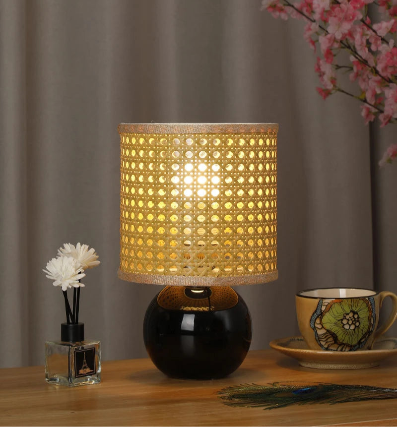 Abajur de Mesa Retrô, Abajur Retrô, Abajur para Sala, Abajur de Mesa Vintage, Iluminação Retrô, Abajur Clássico, Abajur Elegante, Abajur Decorativo, Abajur para Quarto, Abajur com Estilo, Abajur Antigo Moderno, Iluminação de Mesa Retrô, Abajur para Escritório, Abajur Design Vintage, Abajur Bratta, Decoração Retrô, Abajur com Toque Clássico, Abajur Sofisticado, Abajur para Ambientes Aconchegantes, Iluminação Clássica, Peça Decorativa Retrô, Estilo Retrô para Sala, Iluminação com Charme, Abajur-Lojas Bratta
