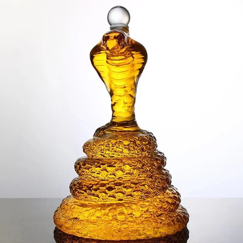 Decantador Em Forma De Cobra, Decantador Criativo, Decantador De Vidro, Decantador Artesanal, Decoração Para Bar, Presente Criativo, Presente De Luxo, Decantador Para Whisky, Decantador Para Vinho, Vidro Borossilicato, Decoração Sofisticada, Decoração Moderna, Decantador Estiloso, Presente Original, Presente Memorável, Decantador Bratta, Arte Em Vidro, Bar Com Estilo, Peça Decorativa, Lojas Bratta