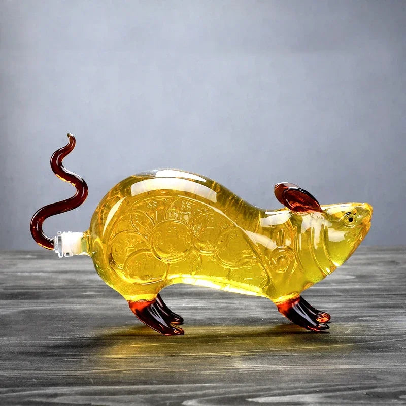 Decantador Em Forma De Rato, Decantador Criativo, Decantador De Vidro, Decanter De Whisky, Decanter Para Licor, Presente Criativo, Presente Masculino, Acessório Para Bar, Decoração Para Bar, Vidro Borossilicato, Decanter Divertido, Decanter Animal, Bar Com Estilo, Presente Sofisticado, Decoração Moderna, Peça De Design, Decanter Estiloso, Presente Original, Decanter Diferente, Decanter Bratta, Lojas Bratta