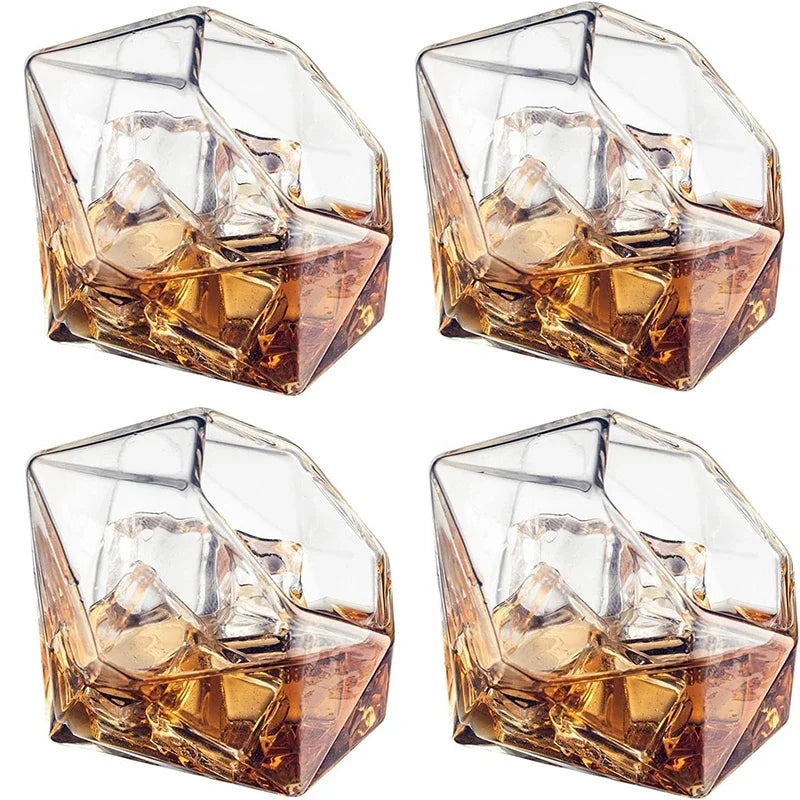 Whisky Diamante e Vinho Decanter, Suporte De Madeira De Mogno, 4 Copos De Diamante, 750mlDecanter Diamante, Decanter Para Whisky, Decanter Bratta, Decanter Com Copos, Decanter Com Suporte De Mogno, Conjunto Para Bar, Vidro Sem Chumbo, Base De Madeira, Decanter Luxuoso, Presente Para Homem, Presente Sofisticado, Acessório Para Bebidas, Design Moderno, Estilo Elegante, Copos Para Whisky, Peça Decorativa, Presente De Luxo, Conjunto De Vidro, Decanter Para Uísque, Bar Com Estilo, Whisky Com Classe-Lojas Bratta