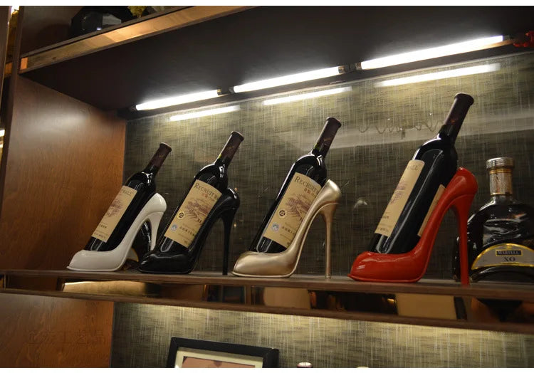 Criativo sapatos de salto alto rack de vinho casa sala de estar decorações de mesa ornamentos para enviar amigos presentes decoração da sala de estar, Porta-Vinhos Em Forma de Salto Alto, Suporte Criativo Para Vinho, Porta-Garrafa Fashion, Decoração De Bar Feminina, Porta-Vinho Bratta, Design Elegante Em Metal, Decoração Charmosa de Bar, Acessório Com Design Único, Porta-Garrafa Estiloso- Bratta