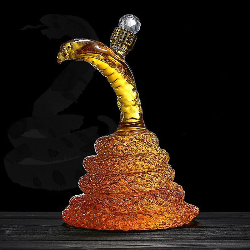 Decantador Em Forma De Cobra, Decantador Criativo, Decantador De Vidro, Decantador Artesanal, Decoração Para Bar, Presente Criativo, Presente De Luxo, Decantador Para Whisky, Decantador Para Vinho, Vidro Borossilicato, Decoração Sofisticada, Decoração Moderna, Decantador Estiloso, Presente Original, Presente Memorável, Decantador Bratta, Arte Em Vidro, Bar Com Estilo, Peça Decorativa, Lojas Bratta