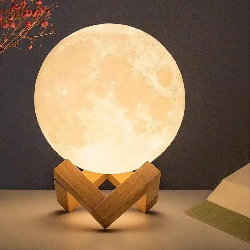 brilho suave, luz noturna, lâmpada de lua, LED, iluminação decorativa, luminárias de led, luminárias, lâmpada de lua cheia, Luminária Lua Cheia, Luminária Em Formato De Lua, Luminária LED Lua, Luminária Para Quarto Aconchegante, Luminária Lua Com Três Cores, Luminária Lunar Decorativa, Luminária De Mesa Lua Cheia, Luminária Sem Fio Com Bateria, Luminária Compacta E Portátil, Luminária Lua, Luminária Suave Para Leitura, Luminária Para Cabeceira Estilo Lua, Luminária Lunar Moderna, Luminária -Lojas Bratta