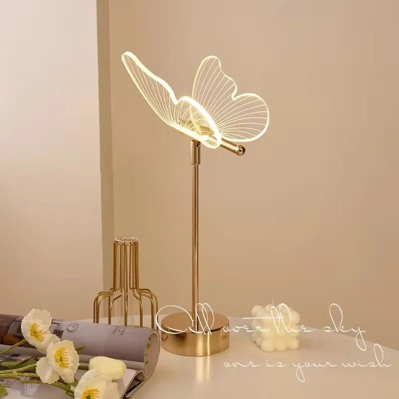 Borboleta Lâmpada de Mesa , Acrílico Luminária De Mesa LED Retrô, Luminária Borboleta, Lâmpada De Mesa Com Design Retrô, Luz Noturna Em Formato De Borboleta, Lâmpada Decorativa Para Sala, Iluminação De Mesa Com Estilo Vintage, Luminária De Cabeceira USB, Luminária Retrô Com LED, Luz Decorativa Para Quarto, Candeeiro De Mesa Estilo Europeu, Luminária Acrílica Dourada, Luminária Para Hotel Ou Villa, Luz Noturna Para Cabeceira, Decoração De Mesa Com Borboleta, Luminária De Parede E Mesa 2 Em 1 – Lojas Bratta