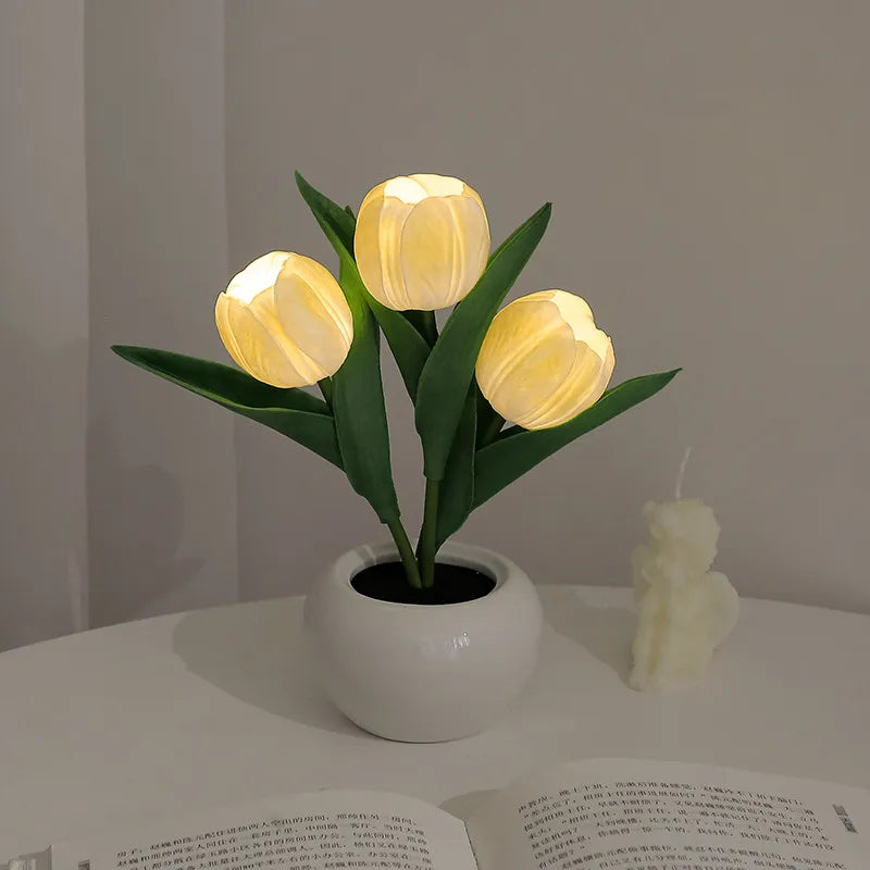 Luminária De Mesa LED Tulipa, Luz Noturna LED Tulip, Luminária Com Formato De Flor, Luminária Romântica Para Quarto, Abajur Floral Com Luz Suave, Luminária De Mesa Decorativa, Iluminação Com Estilo Caprichoso, Luz LED Para Dormir, Luminária Criativa Em Forma De Tulipa, Luz Noturna Para Ambientes Aconchegantes, Luminária Charmosa Para Sala, Iluminação Floral Moderna, Luz De Mesa Com Design Romântico, Abajur Tulipa LED Econômico – Lojas Bratta