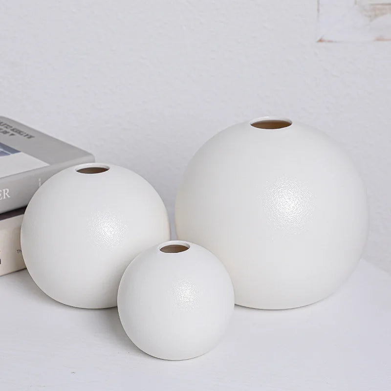 Vaso Redondo de Cerâmica Preto e Branco, Vaso Preto e Branco, Vaso de Flores Esférico Preto e Branco, Vaso de Flores Esférico, Vaso de Cerâmica Preto e Branco Redondo, Jarro Redondo de Cerâmica Preto e Branco, Jarro Preto e Branco, Jarro de Flores Esférico Preto e Branco Cerâmica, Jarro de Flores Esférico Preto e Branco, Jarro de Flores Esférico, Jarro de Cerâmica Preto e Branco Redondo, Decoração Ornamental Preto e Branco, Bola Redonda Arranjo de Flores, Vaso de Mesa, Decoração Moderna-Lojas Bratta