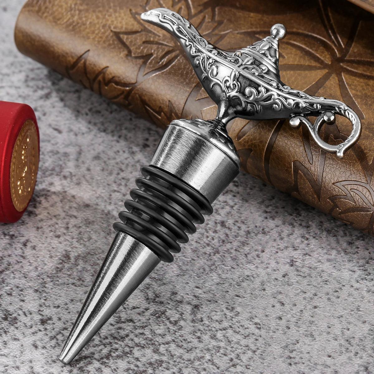 Rolha de Vinho, Rolha Aladdin, Rolha Lâmpada Mágica, Tampa Decorativa, Vedação a Vácuo, Acessório para Vinho, Presente Criativo, Rolha de Bronze, Estilo Encantado, Brinde com Charme, Item de Bar, Produto Sofisticado, Design Inspirado em Conto de Fadas, Liga de Zinco e Silicone, Presente Inusitado, Detalhe na Mesa, Brinde Temático, Magia na Decoração, Rolha com Estilo, Lojas Bratta