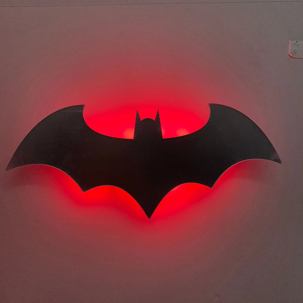 Luminária De Parede LED, Luminária Com Controle Remoto, Luminária Decorativa LED, Luminária Estilo Batman, Luminária Moderna De Parede, Luminária Criativa Para Quarto, Luminária Artística De Parede, Luminária De Parede Para Sala, Luminária Para Bar E Sala De Estar, Luminária De Parede Bratta, Luminária LED De Parede Interna, Luminária De Parede Criativa, Luminária Geek Para Parede, Iluminação Moderna De Parede, Arandela LED Com Controle, Iluminação Estilo Pop Art, Luminária Design Contemporâneo-Lojas Bratta